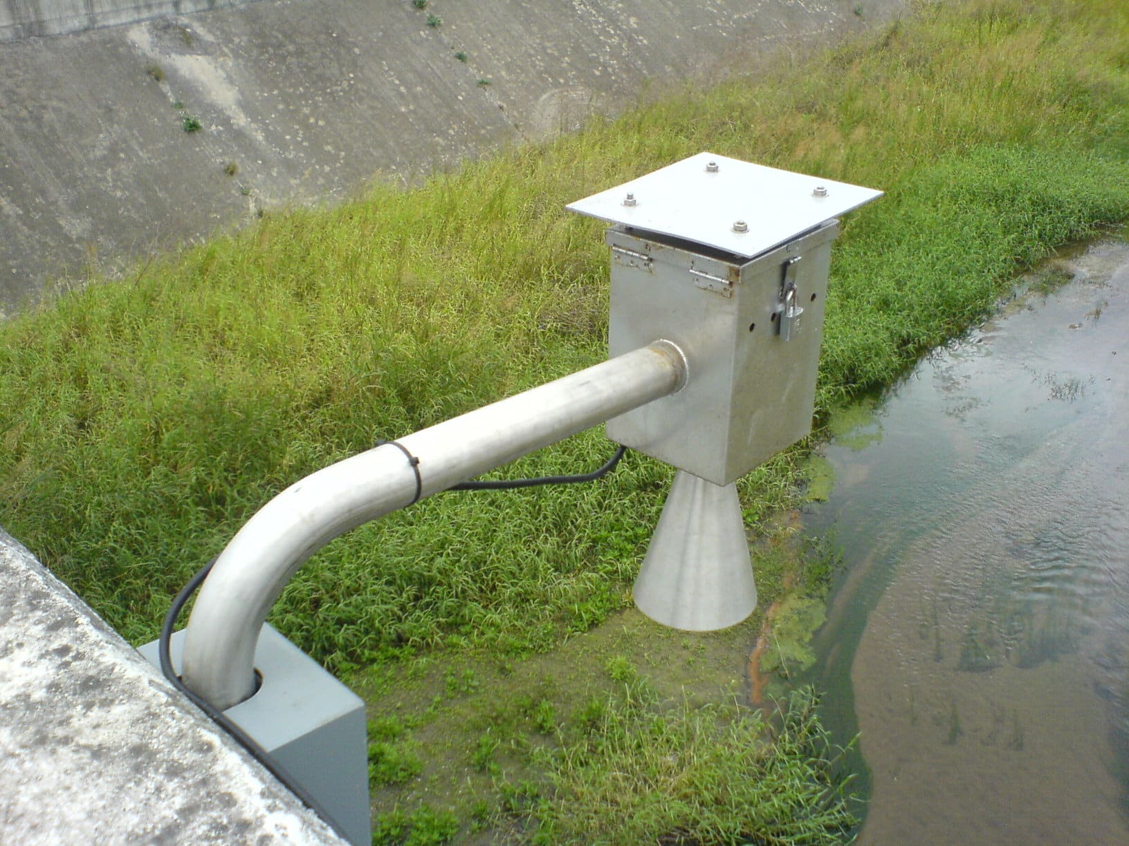 Flood sensor, flood monitoring, radar level sensor